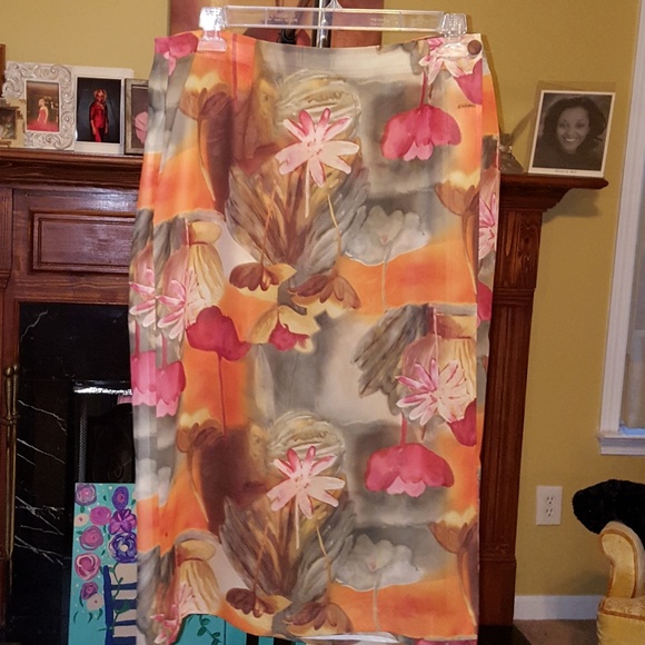 2 piece floral suit by Resource - Picture 3 of 3